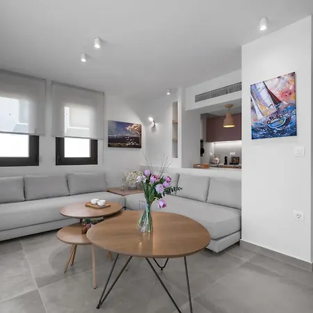 מלון דירות Blue Whisper Luxury Living 4*