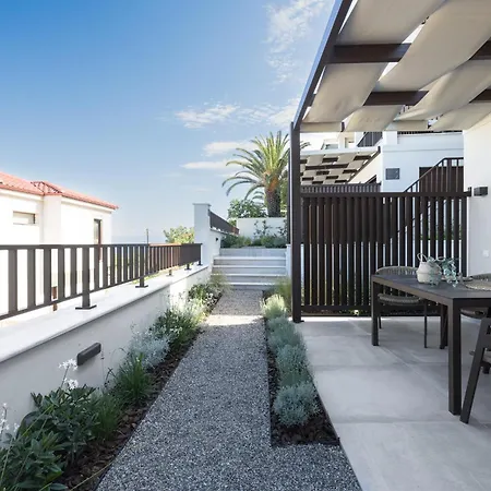 Blue Whisper Luxury Living מלון דירות 4*