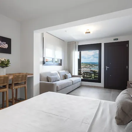 Blue Whisper Luxury Living מלון דירות 4*
